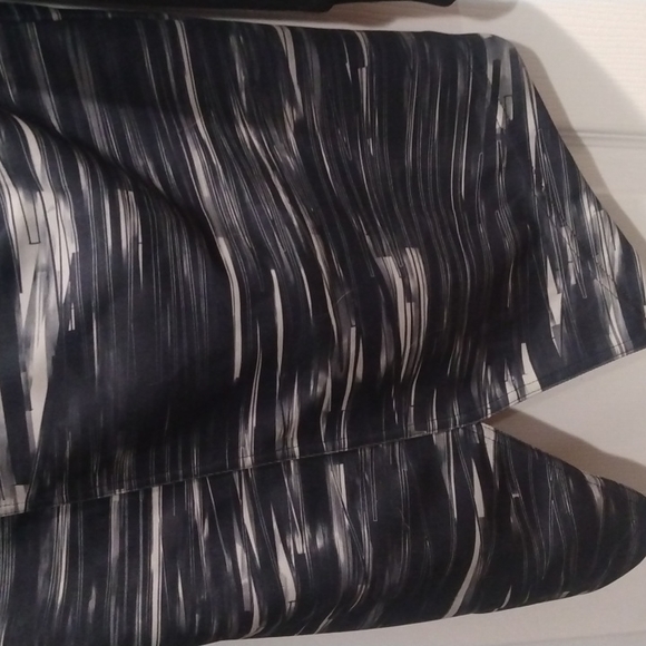 PUMA Hooded Asymmetrical Jacket AOP - Picture 4 of 9